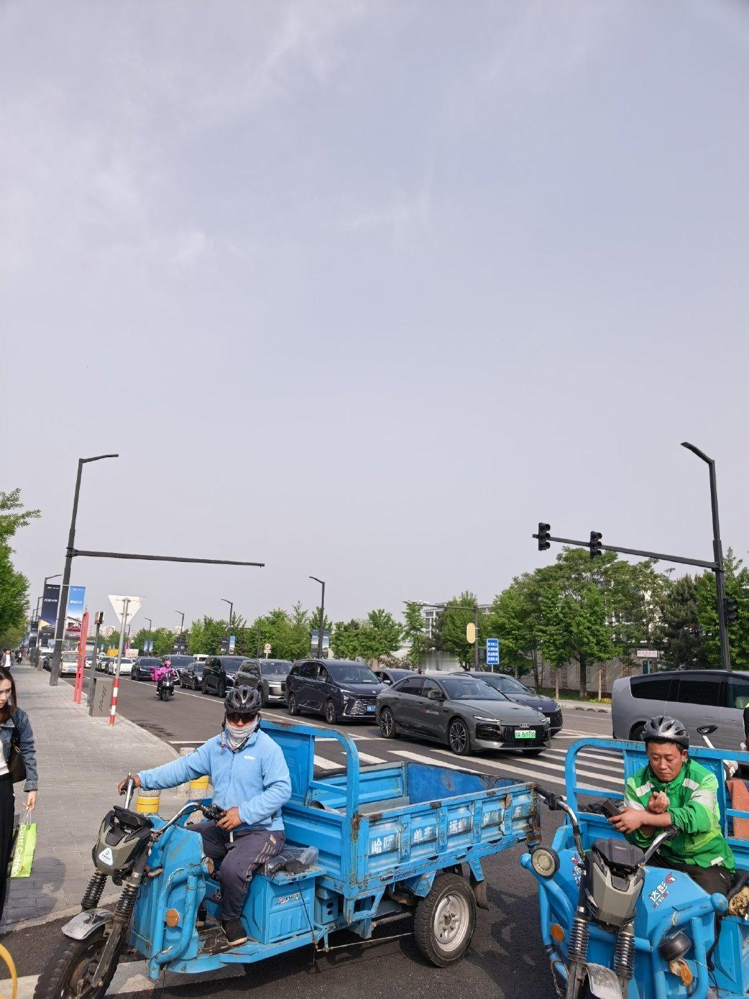 下来走走很快的，车里堵车太慢了 