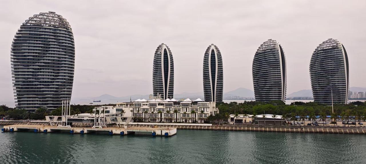 屋后青山绿，求下联？我觉的下联合适对，亭前绿水清。