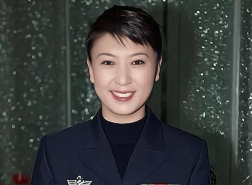 粉丝血崩600万，闫学晶的“老铁经济”塌方了！
直播带货数据腰斩，但她的铁饭碗稳