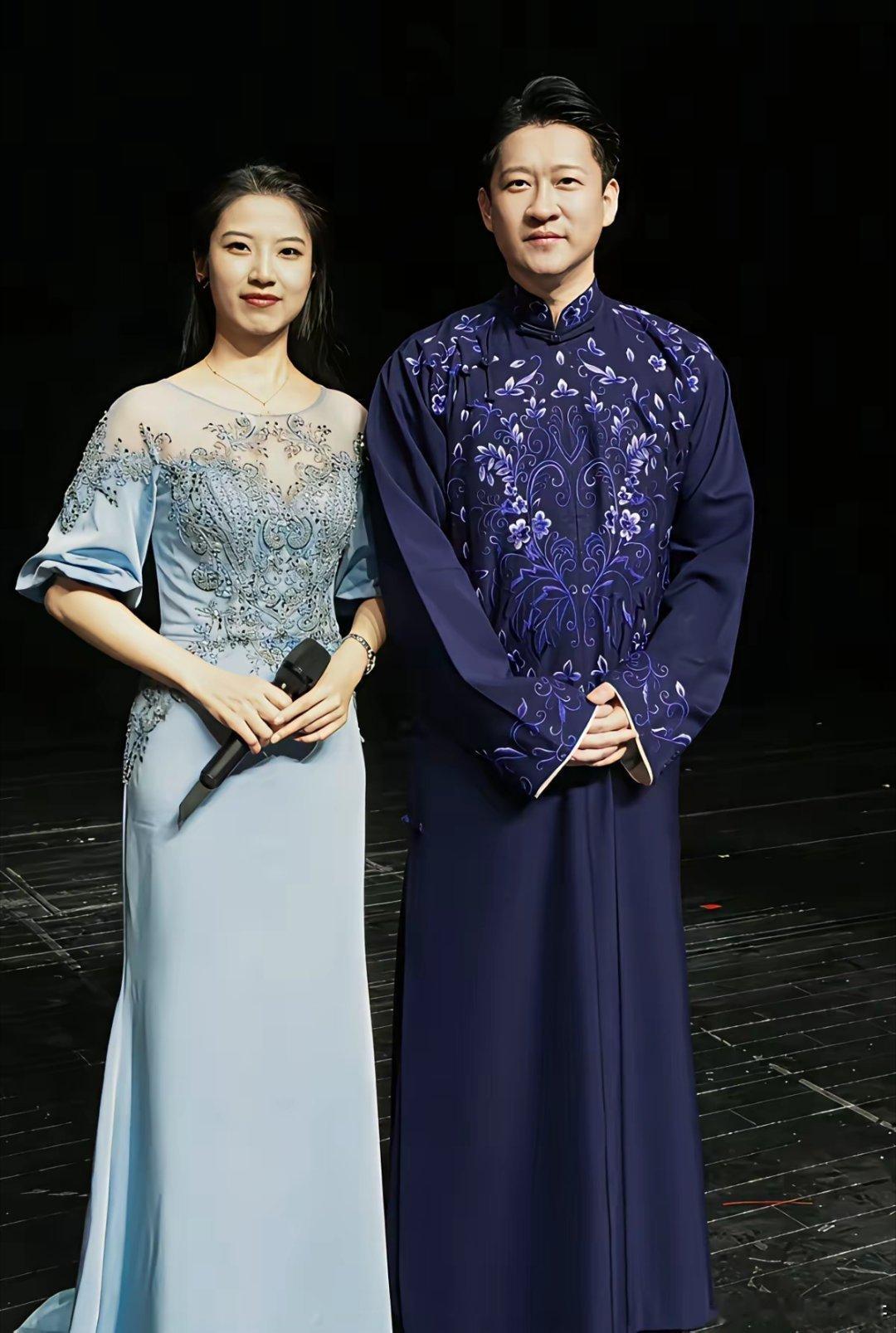 曹云金连续打破了相声界2个规矩。第一个是收了一个女徒弟。而且这个徒弟还是文学系博