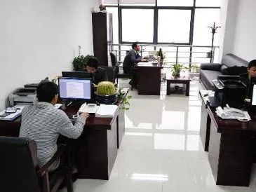 公务员也是养家糊口的职业公务员也是养家糊口的职业，别总拿“铁饭碗”说事。他们也要