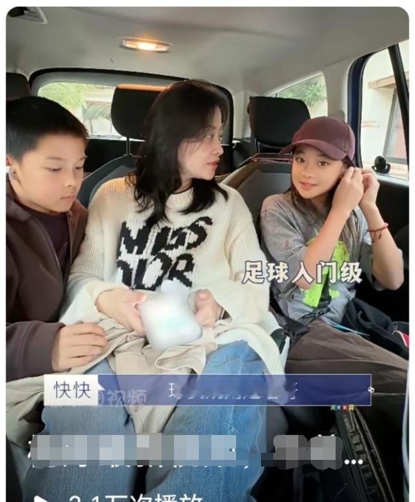 梅婷一双儿女一看就乖巧懂事。