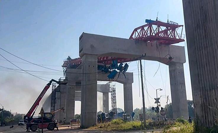 位于泰国首都曼谷以北的一个在建高铁项目发生塔式起重机倒塌事故，起重机砸中经过的一