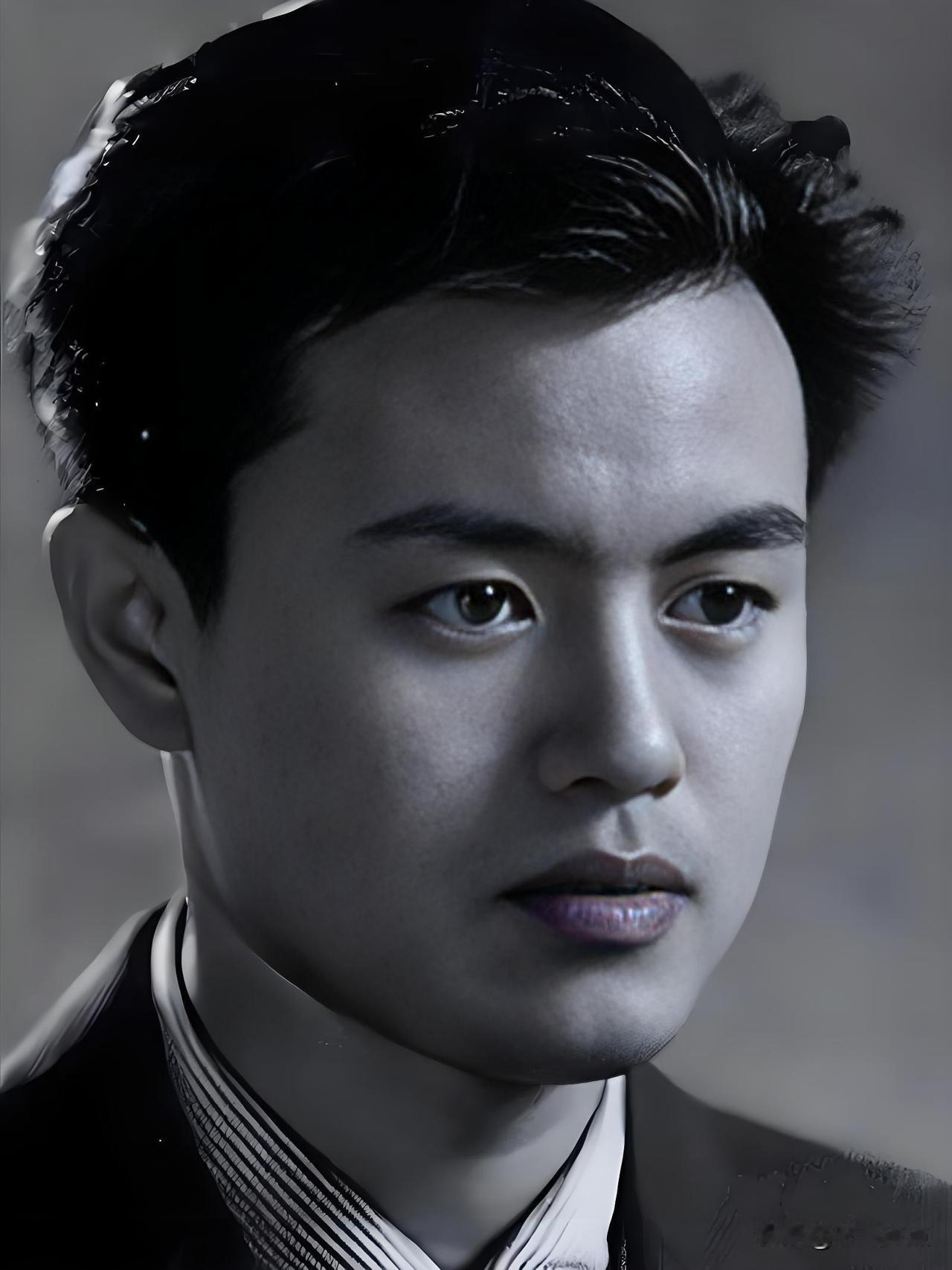 他是著名的电影演员和导演，1959年，他主演的影片《我们村里的年轻人》（图二），