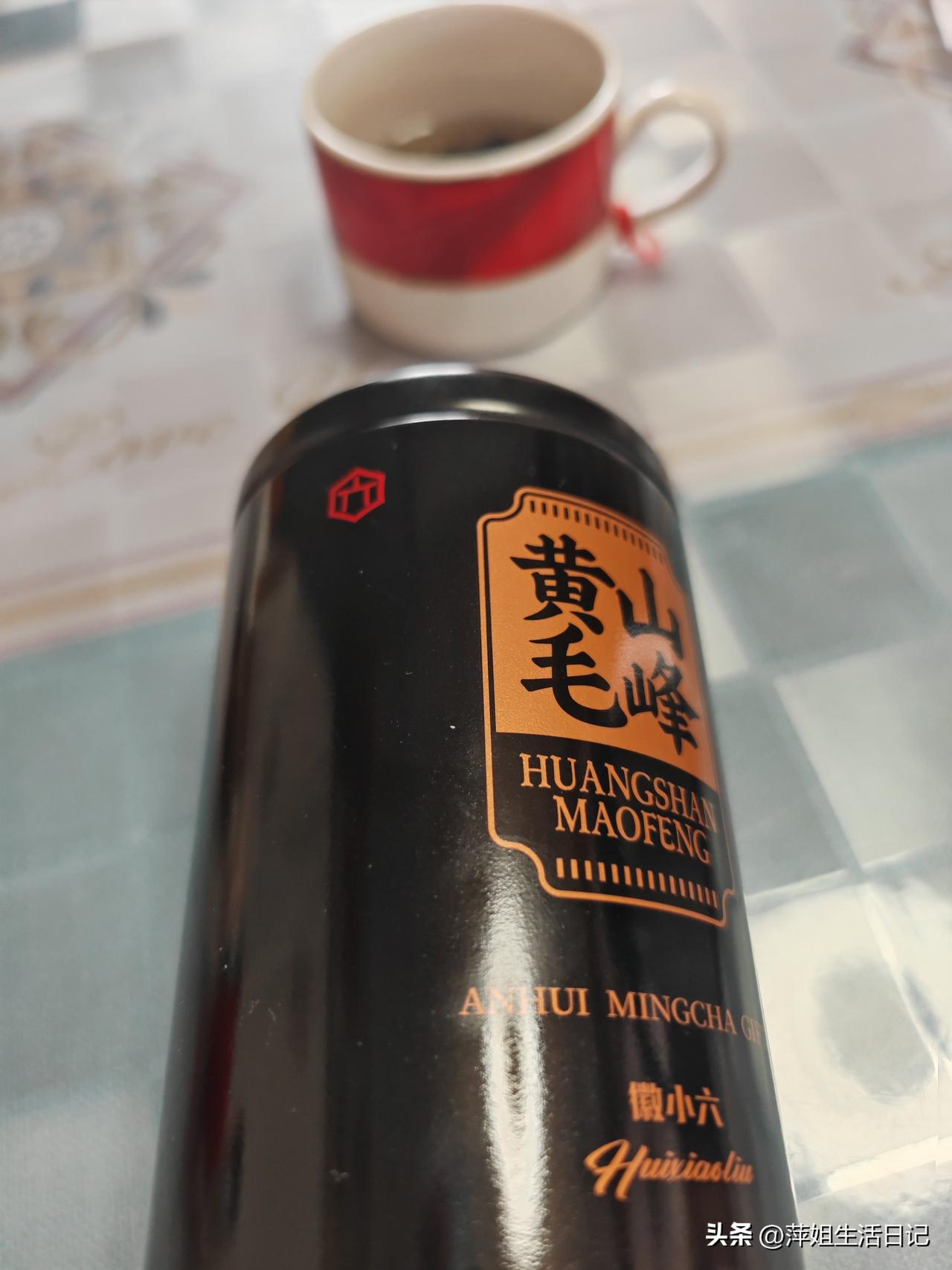 早晨六点多和老公一起下楼，他去上班，我在小区里散步运动，走了三大圈用了半个小时，