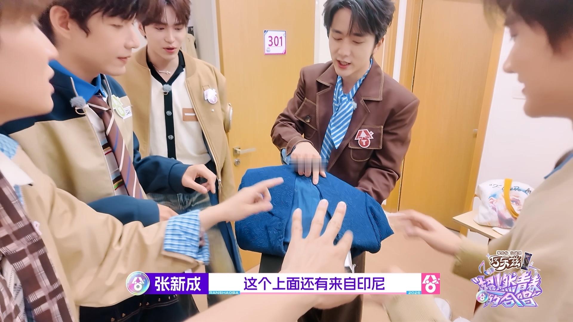 希林娜依高医学和科学中选择神学 这期我隔着屏幕都感觉紧张，跟之前的氛围完全不一样