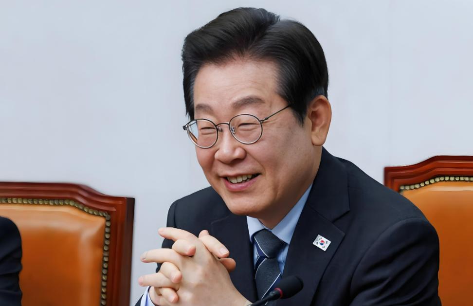 石破茂下台，李在明傻眼了。

日媒消息说，日本首相石破茂为了避免自民党内部分裂，
