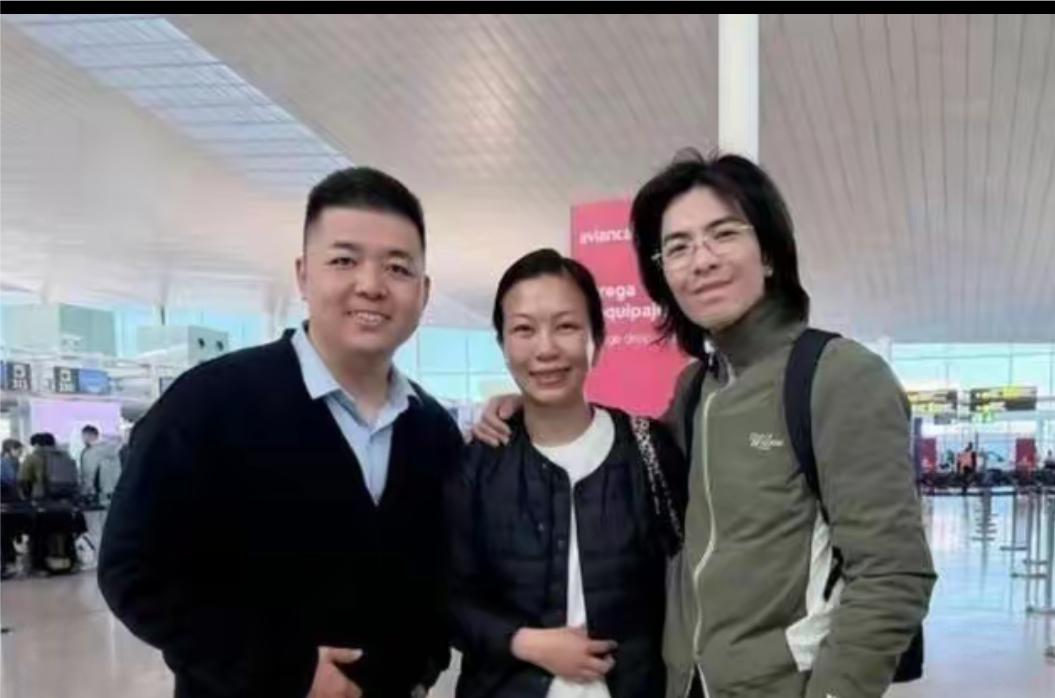 萧敬腾夫妇在巴塞罗那机场被偶遇，他们挺热情，还和网友拍照留影，萧敬腾穿着休闲服，