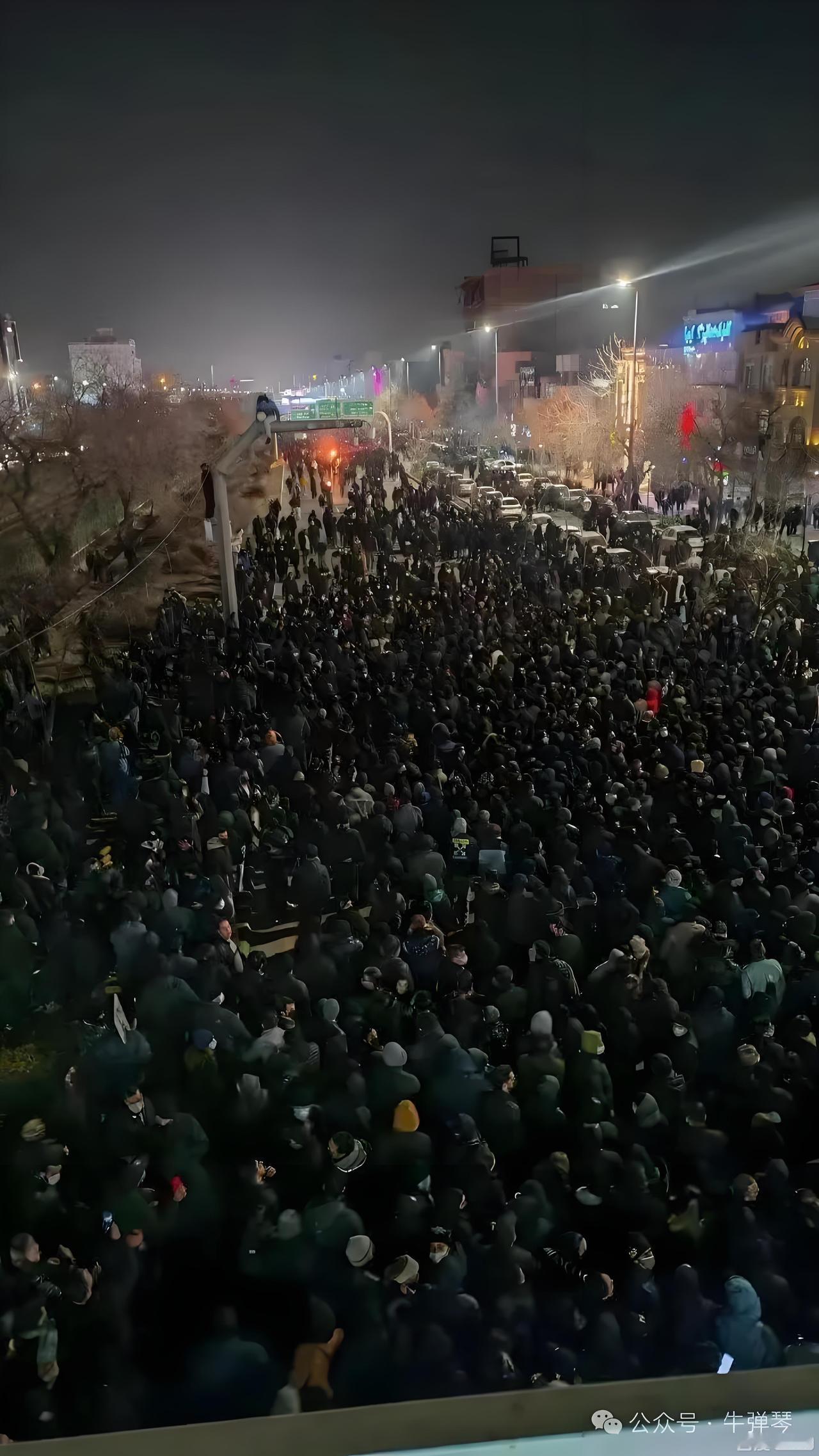 突然伊朗乱了
此次动荡是内外部因素共同作用的结果：内因上，伊朗遭遇40多年最严重