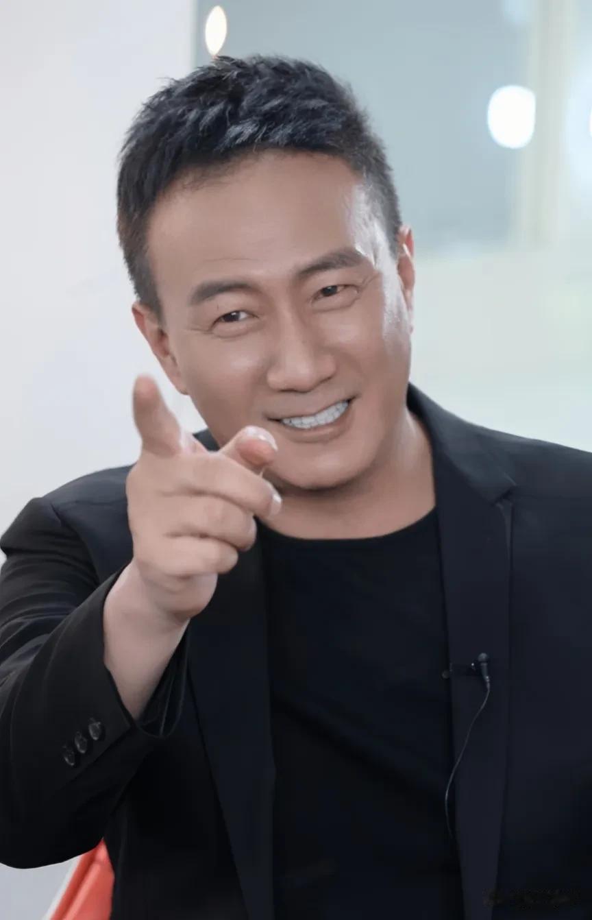 演员胡军，早年上学时去食堂排队打饭，好不容易快轮到自己，前面的女孩却迟迟不肯走到