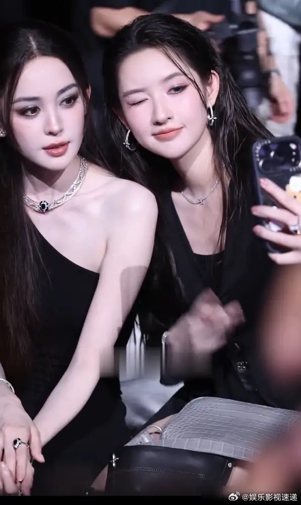跟内娱颜霸古力娜扎合影简直是女星的公开处刑现场。但王玉雯这次硬是扛住了这波降维打