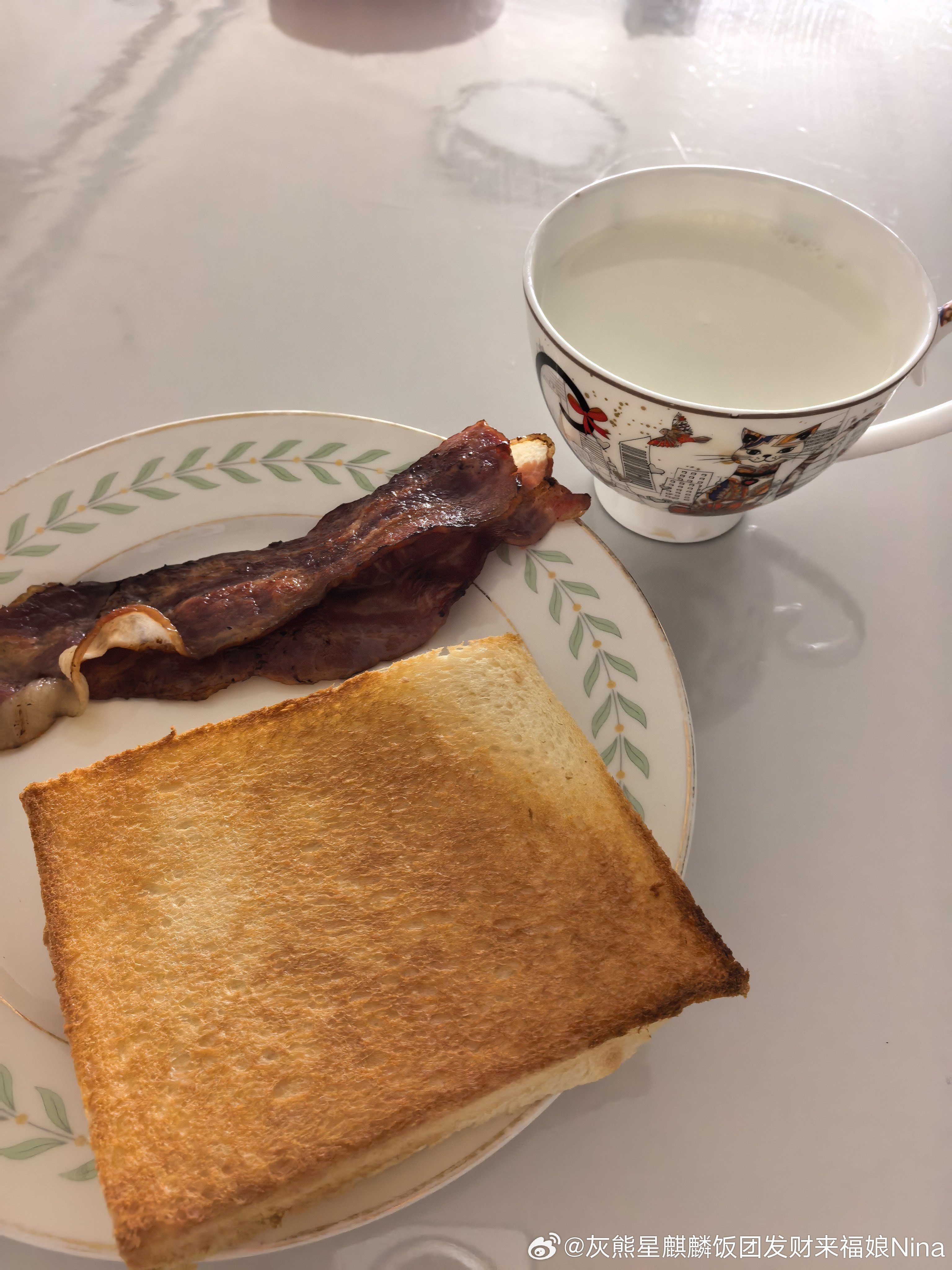 早饭！一只吃饱了舔爪爪的咪[心]早餐 ​​​