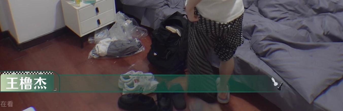前几天有些人因为什么分房睡一张床破防的，为什么把床拼一起原因如下： 