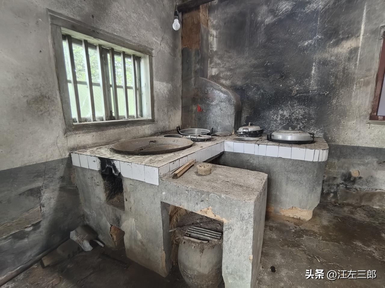 这个就是我老家的厨房！
我记得是从我小学五年级搬进去的，当时还是村里第一个有两个