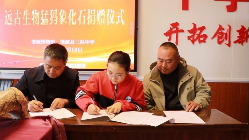 黑龙江大庆肇源，一对父女在江边遛弯，走着走着，发现两块发白泛黄的硬块，感觉纹路都