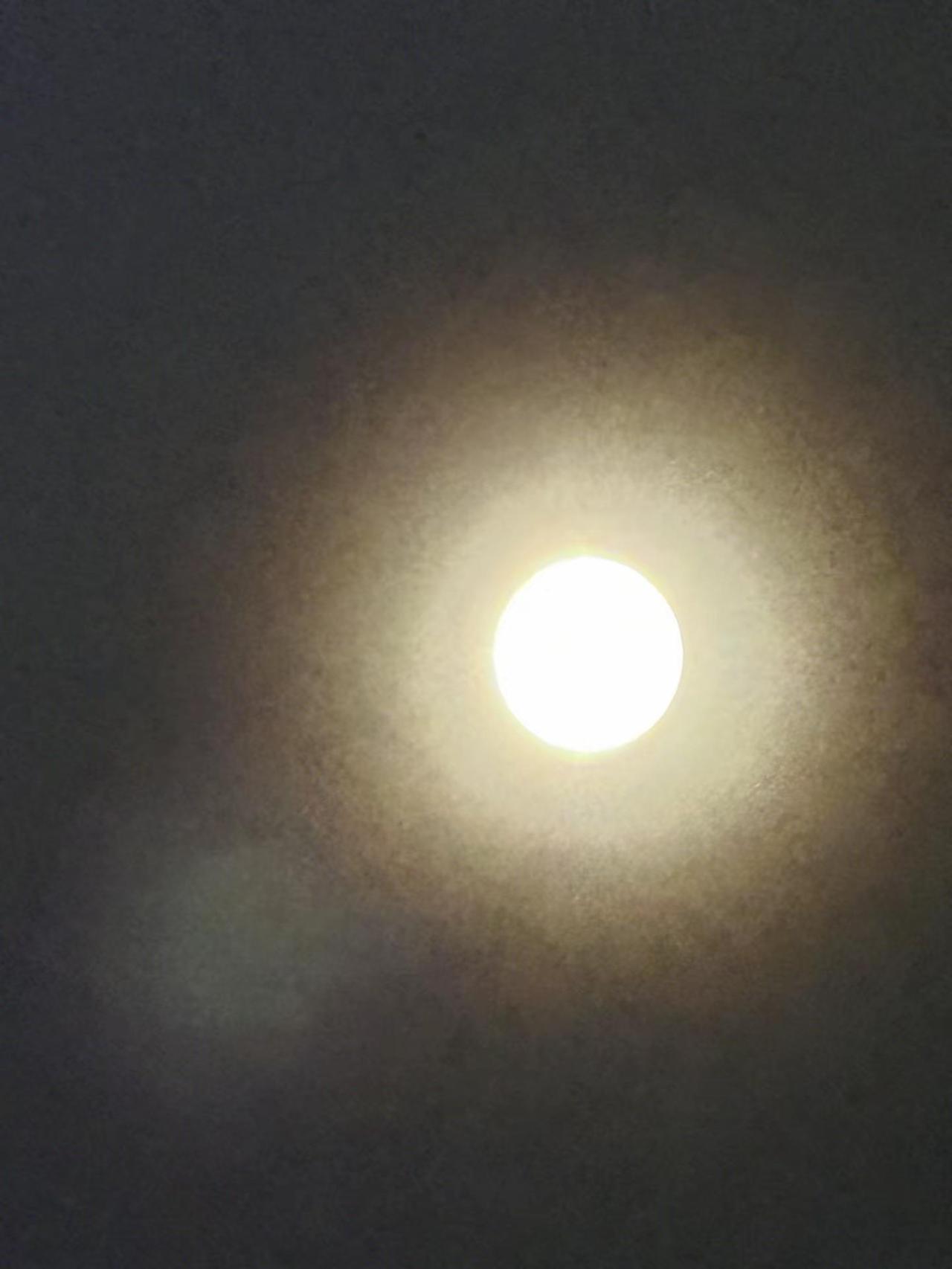 海上生明月 天涯共此时