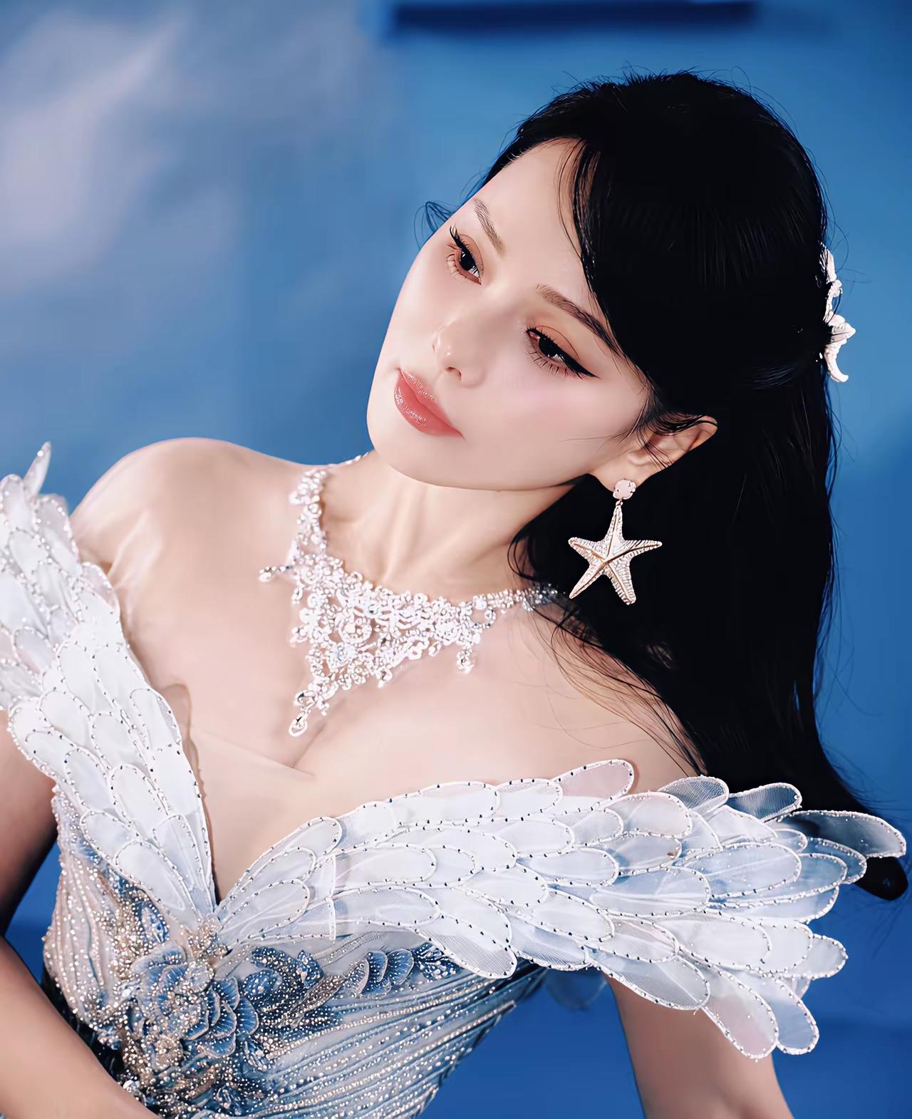 看春晚时盯着伊能静和王菲的镜头反复对比，突然悟了：女人的状态从来不是年龄说了算，