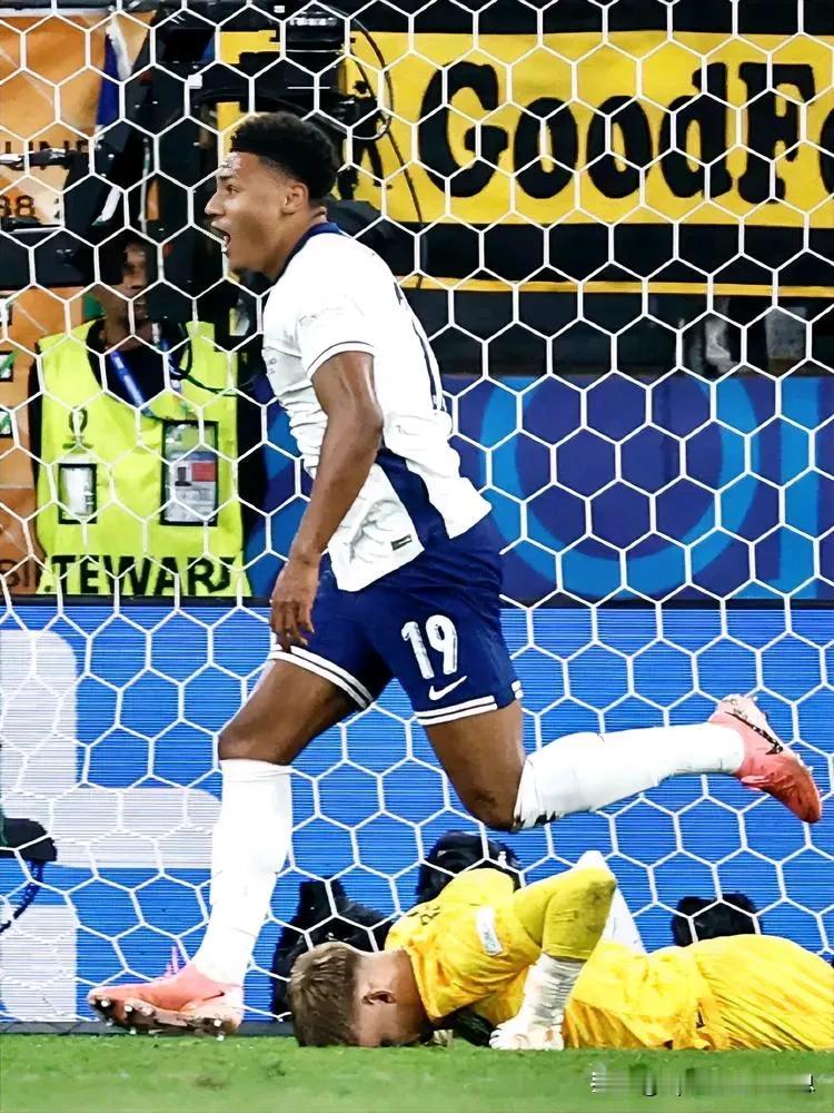 2024欧洲杯最新🆕赛况:
在北京时间7月11日凌晨刚刚结束的本届欧洲杯第二场