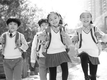 你小时候上学有被父母接送过吗?
我的小学时光是60年代。我的母校离家很近，近到在