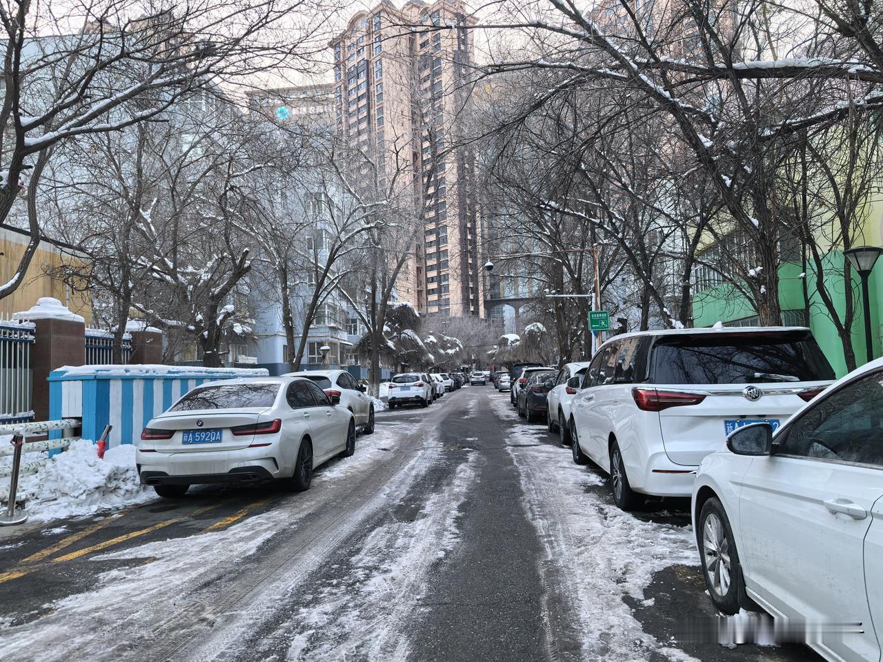 乌鲁木齐暴雪过去好几天了，我们小区路面还是一层硬冰。昨天下班回家，一脚踩上去直接