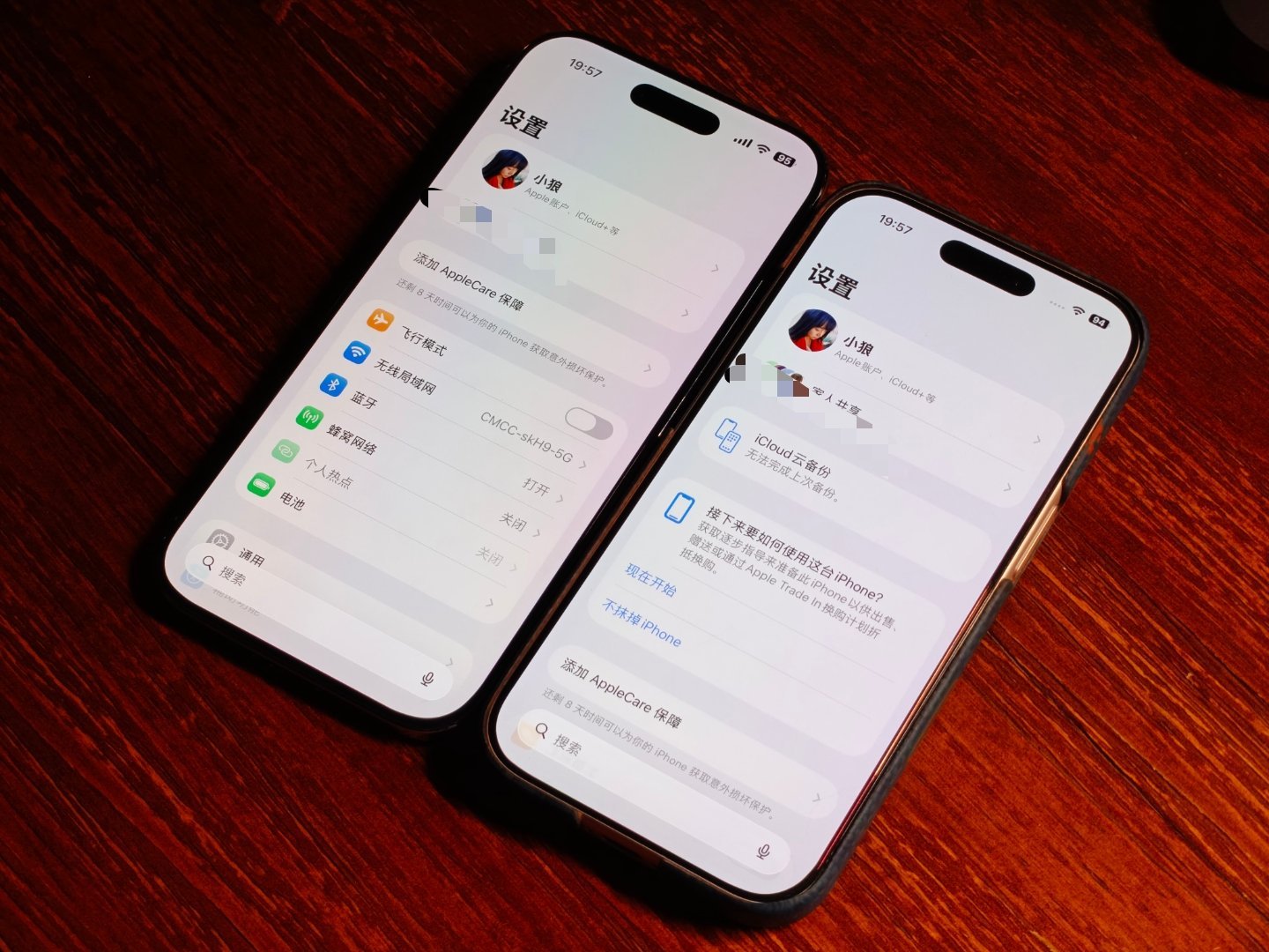 iPhone Air抽到LG屏了（左），比iPhone 17 Pro的三星屏幕一