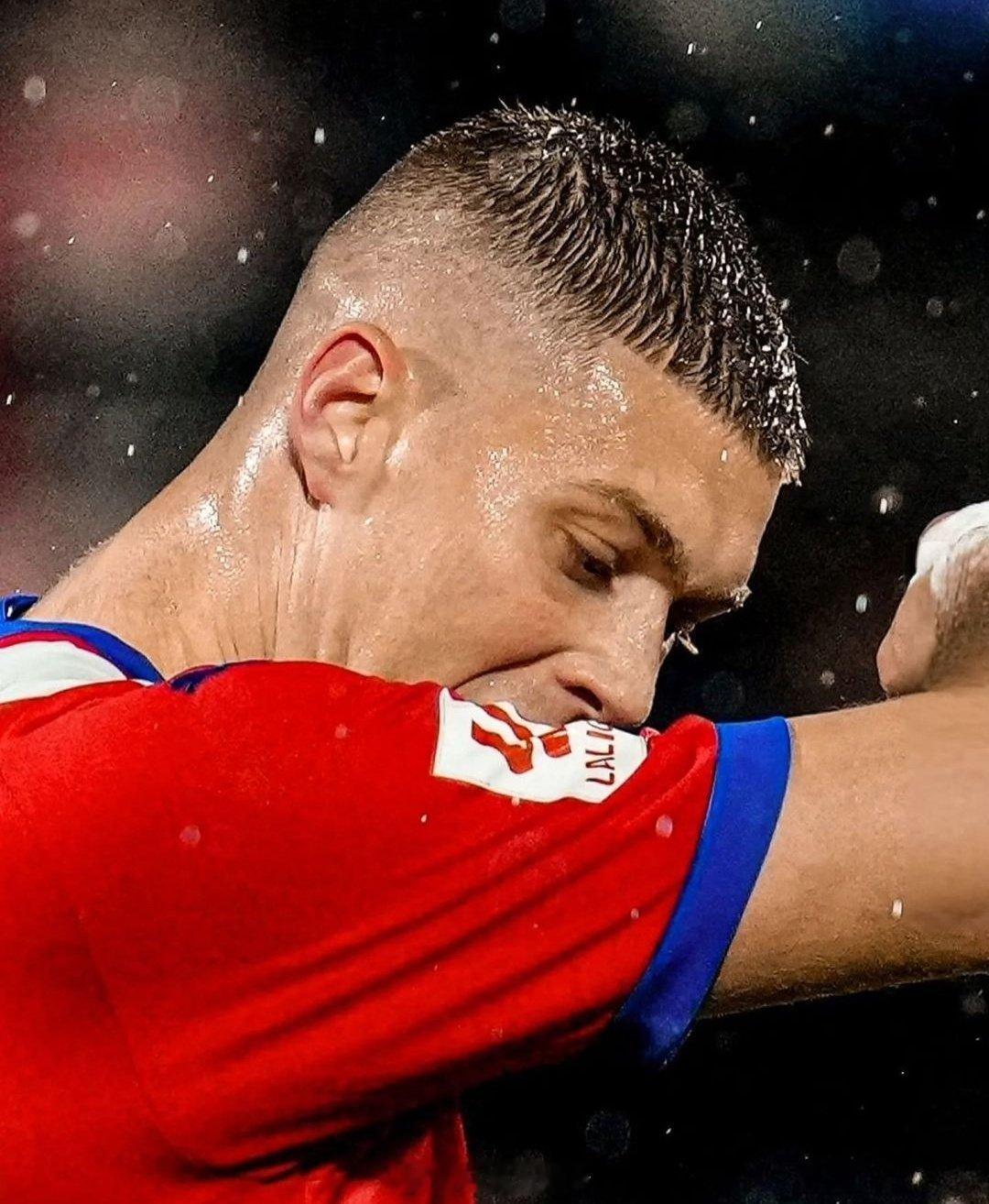 意大利记者说罗马愿意支付450万欧元的经纪人佣金。西蒙尼昨天曾给多夫比克打电话，