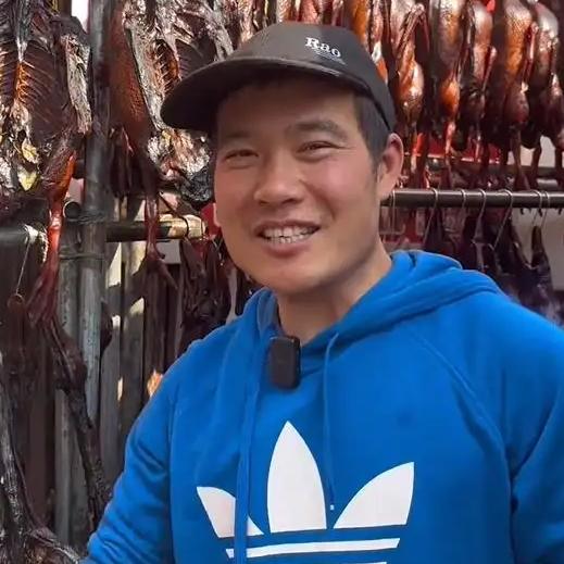 葛先生的经历是典型的“牺牲式奋斗”，用九年的缺位换取了家庭扎根城市的物质基础。三