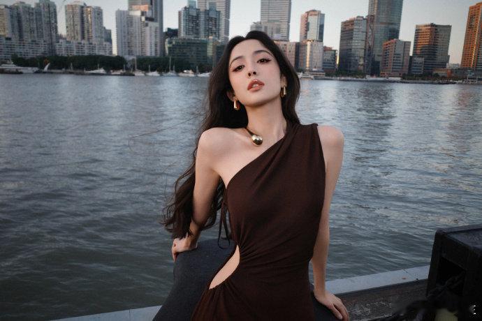 娜扎的单眼皮太让人惊喜了！高耸眼眶骨赋予眼部独特魅力，没有双眼皮的她，眼睛依旧深