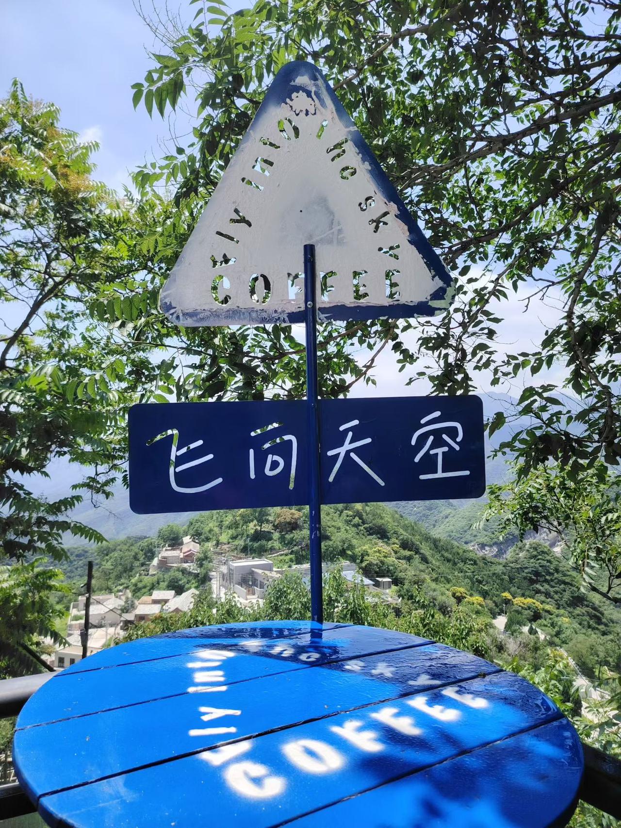 阿莲上班途中，不小心摔了一跤，把腿摔断了。于是，她请了一个月的病假。
今天，她火