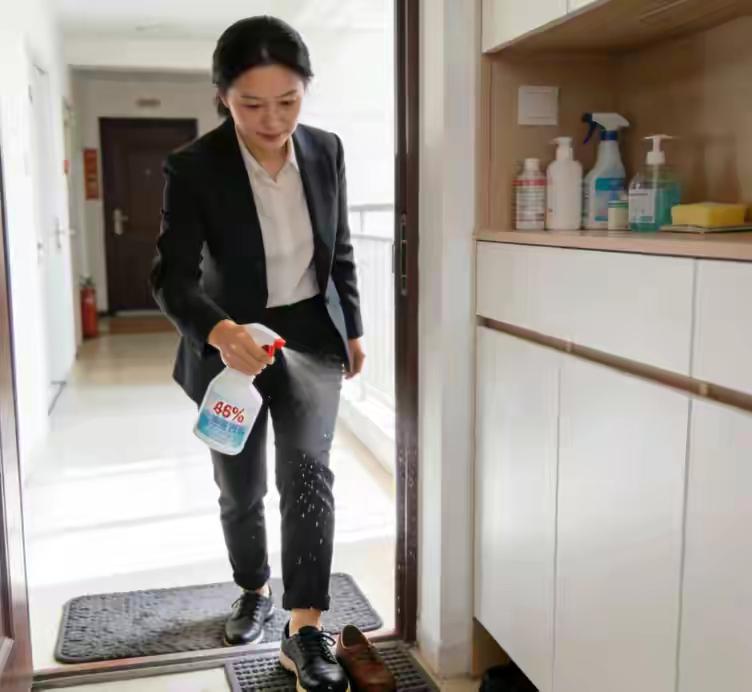 西安37岁单亲妈妈确诊艾滋晚期，真相竟藏在一张养生会所照片里！她的崩溃质问，撕开