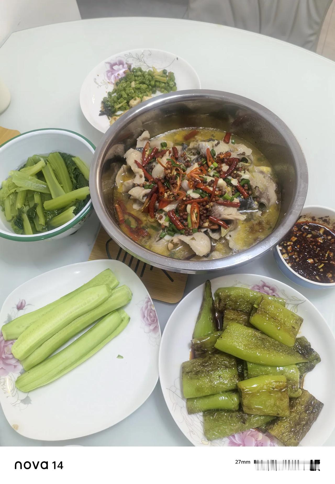 吃喝嫖赌古已有之，在新中国成立以后，取消了妓院，禁止了赌博。我觉得这是很英明的决