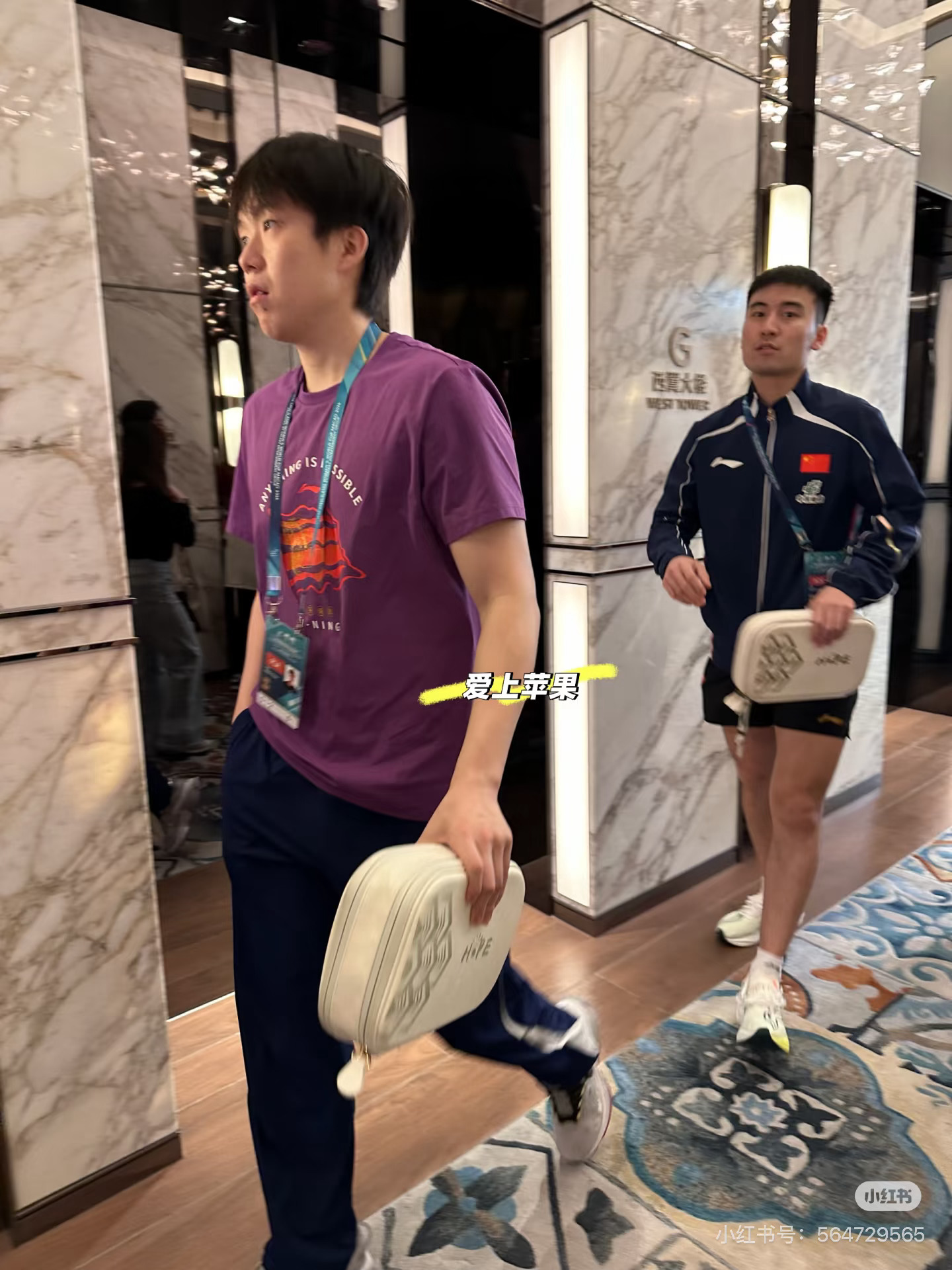 大头抽完签就拿拍子去训练了 