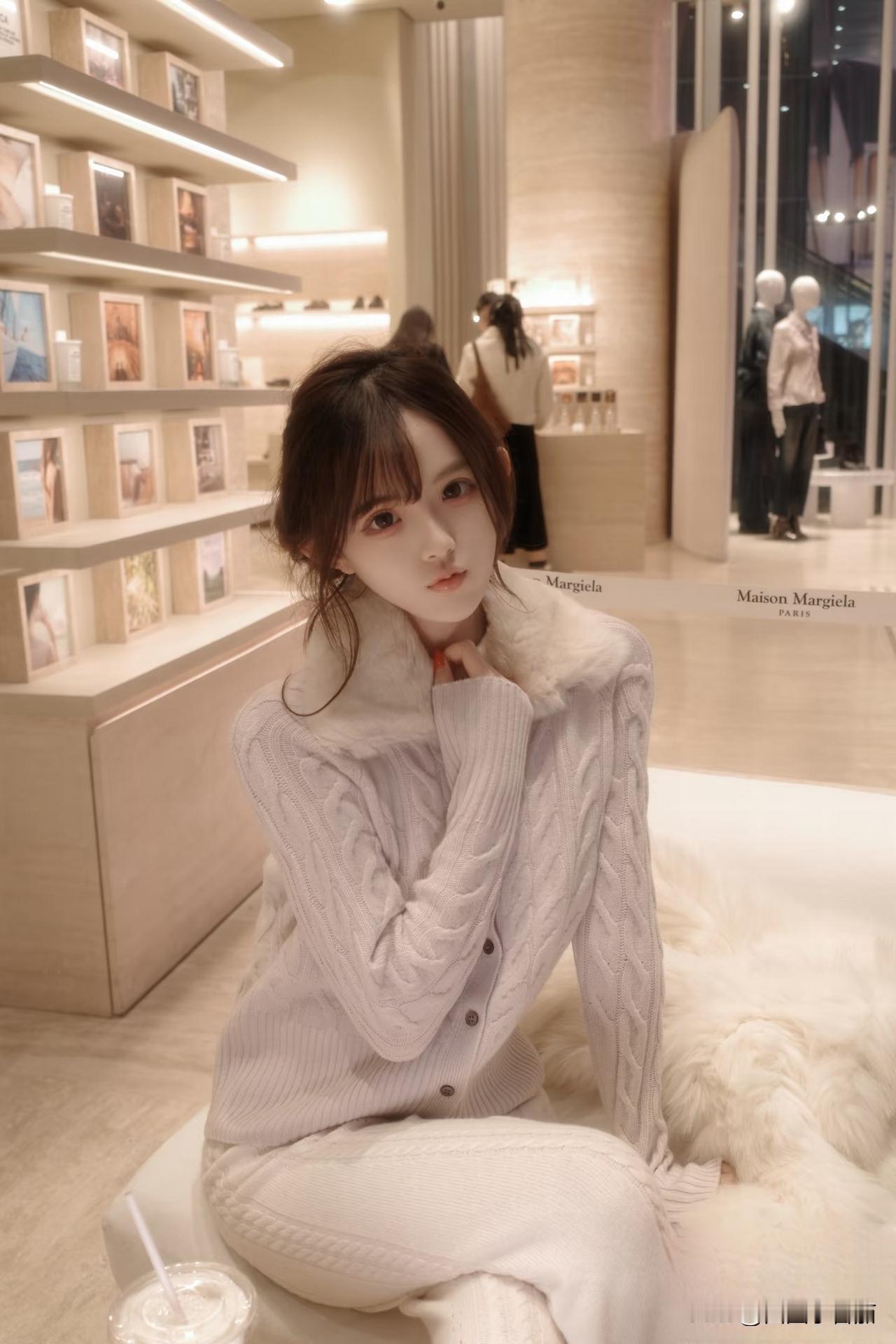 我见过漫天星河
却只偏爱你眼底的光