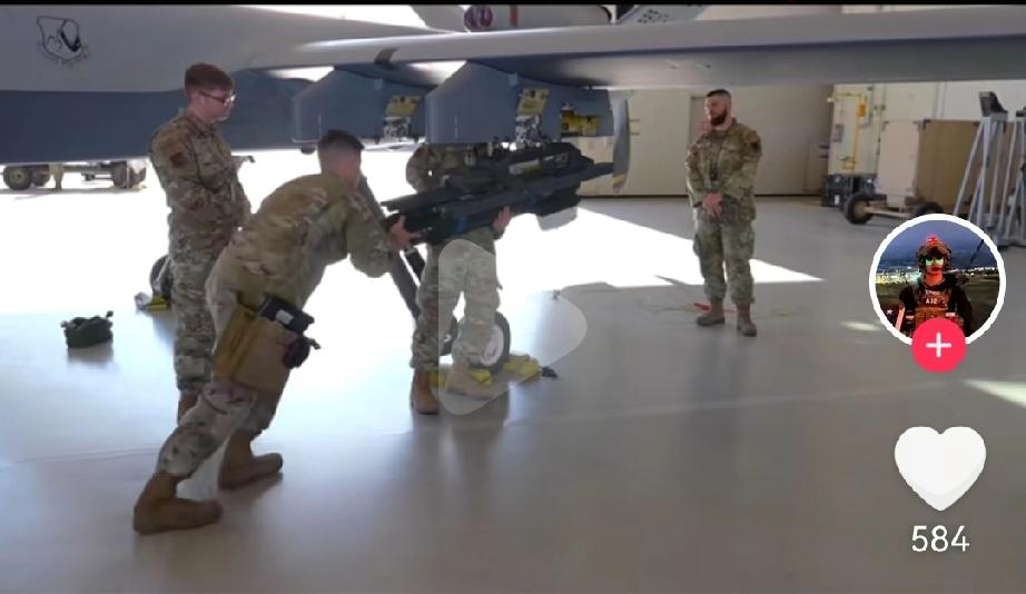 这是美军MQ-9“死神”无人机，在加挂AGM-114“地狱火”导弹的视频。
挺有