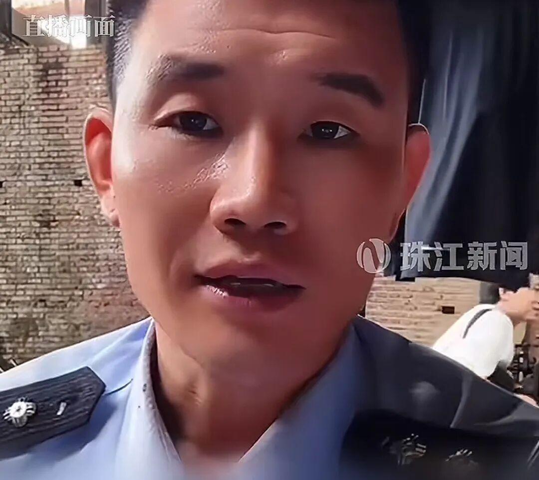 「嘎子哥」谢孟伟拍戏期间穿警服直播带货，本人道歉称是戏服，他要承担哪些责任？
近