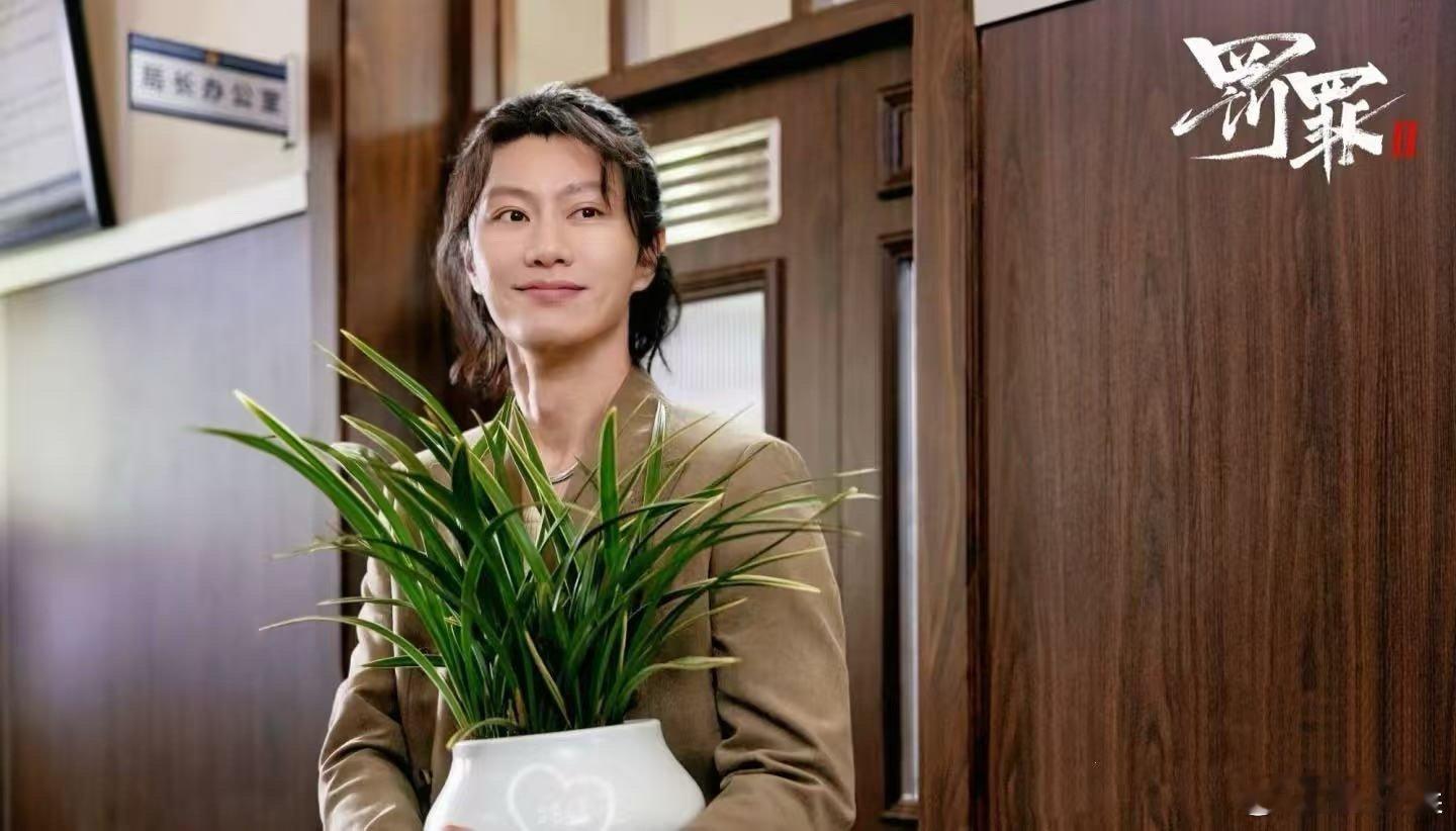 正装是男人最好的医美 叶斯远的长发原来是任务需要 这种设定真的太带感 回归警队穿