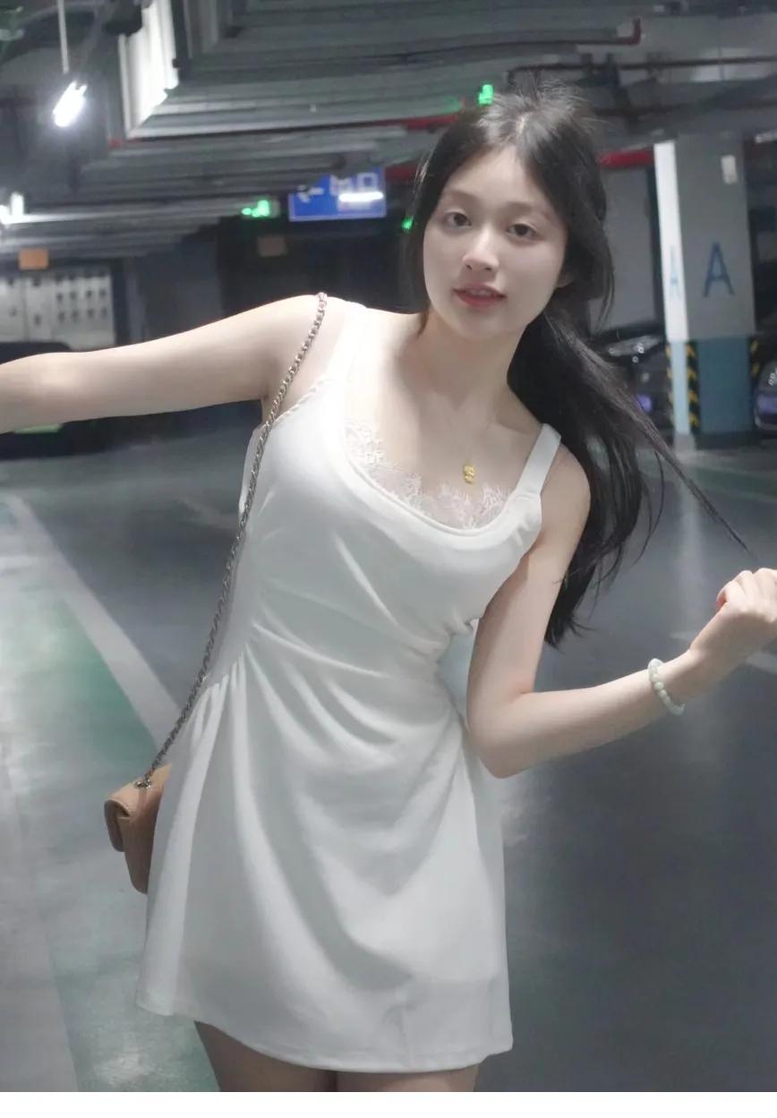 白衣飘飘，长发飘逸。，