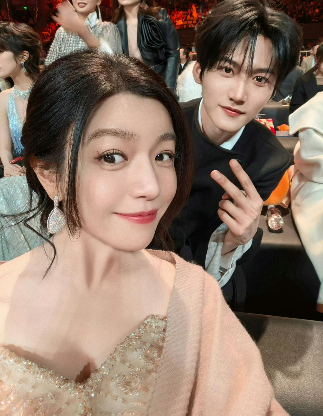 周柯宇晒和陈妍希自拍来了，好喜欢的一对，太可爱了！ 