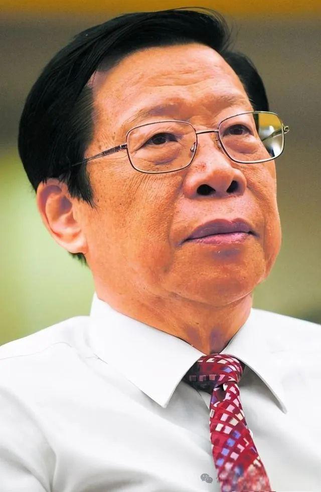 1993年，时任中央电视台台长的杨伟光，在没有上报的情况下，在《新闻联播》之后插