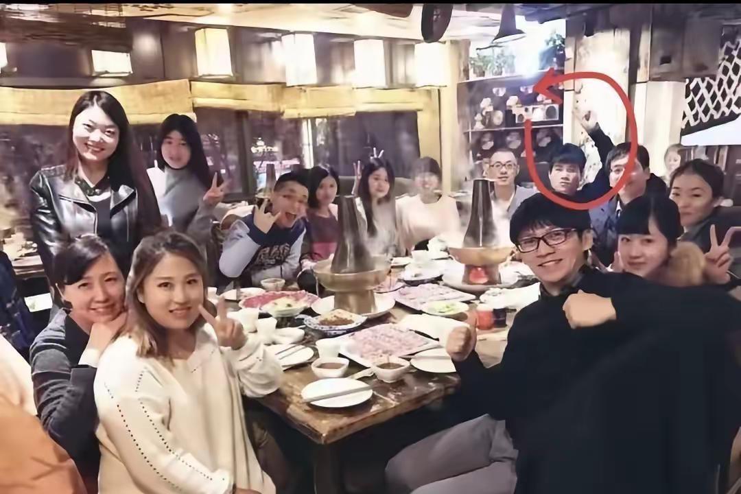 董宇辉当老师时，和他的带教老师刘桢老师有网友说，那么多美女，……哈哈哈你认出了彪