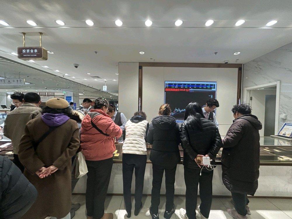 普通人真不适合投资黄金，或者说普通人不适合做各种金融投资，因为普通人的心理能力没