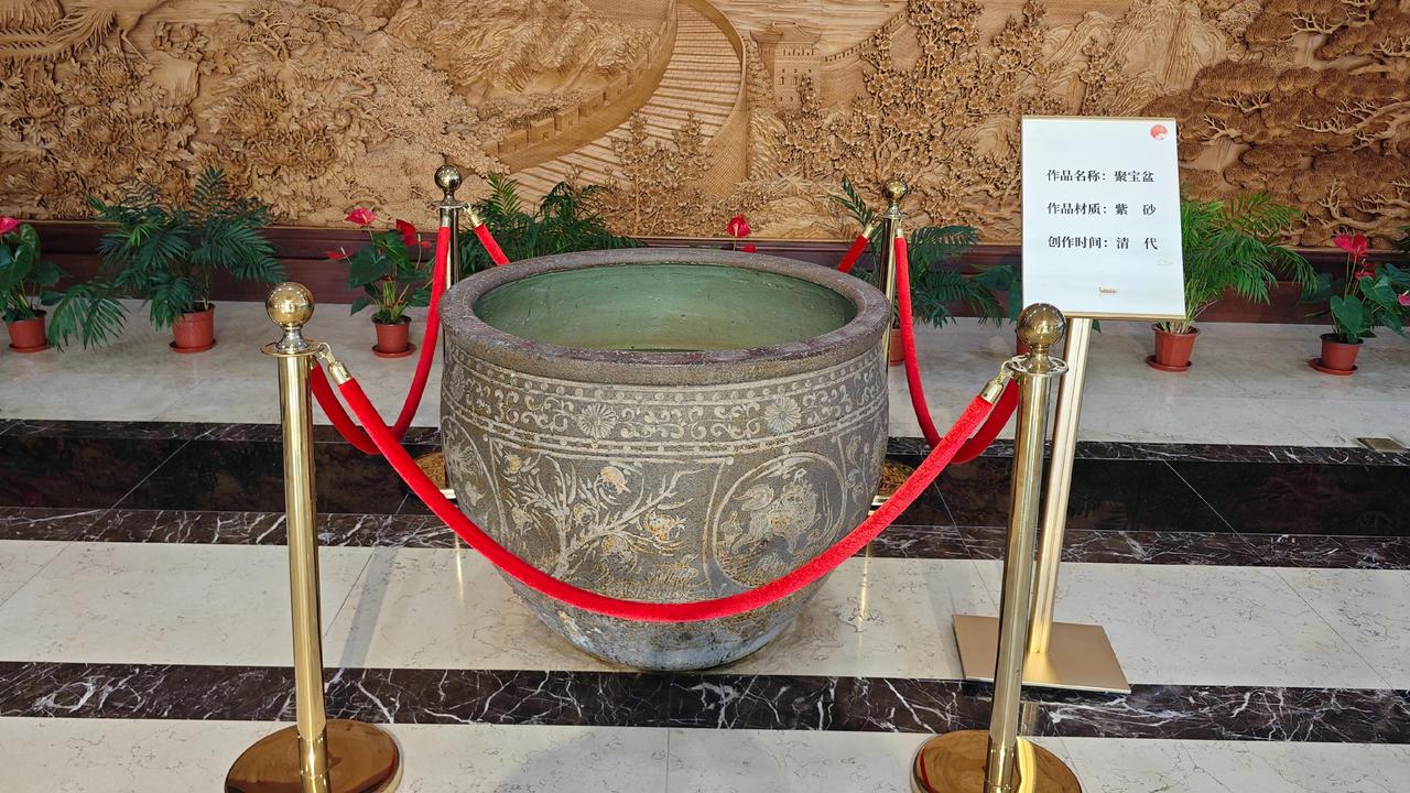 藏在天德湖一隅的泰州工艺美术馆，安静守着一城千年匠心底蕴，不像热门景点那般喧闹，