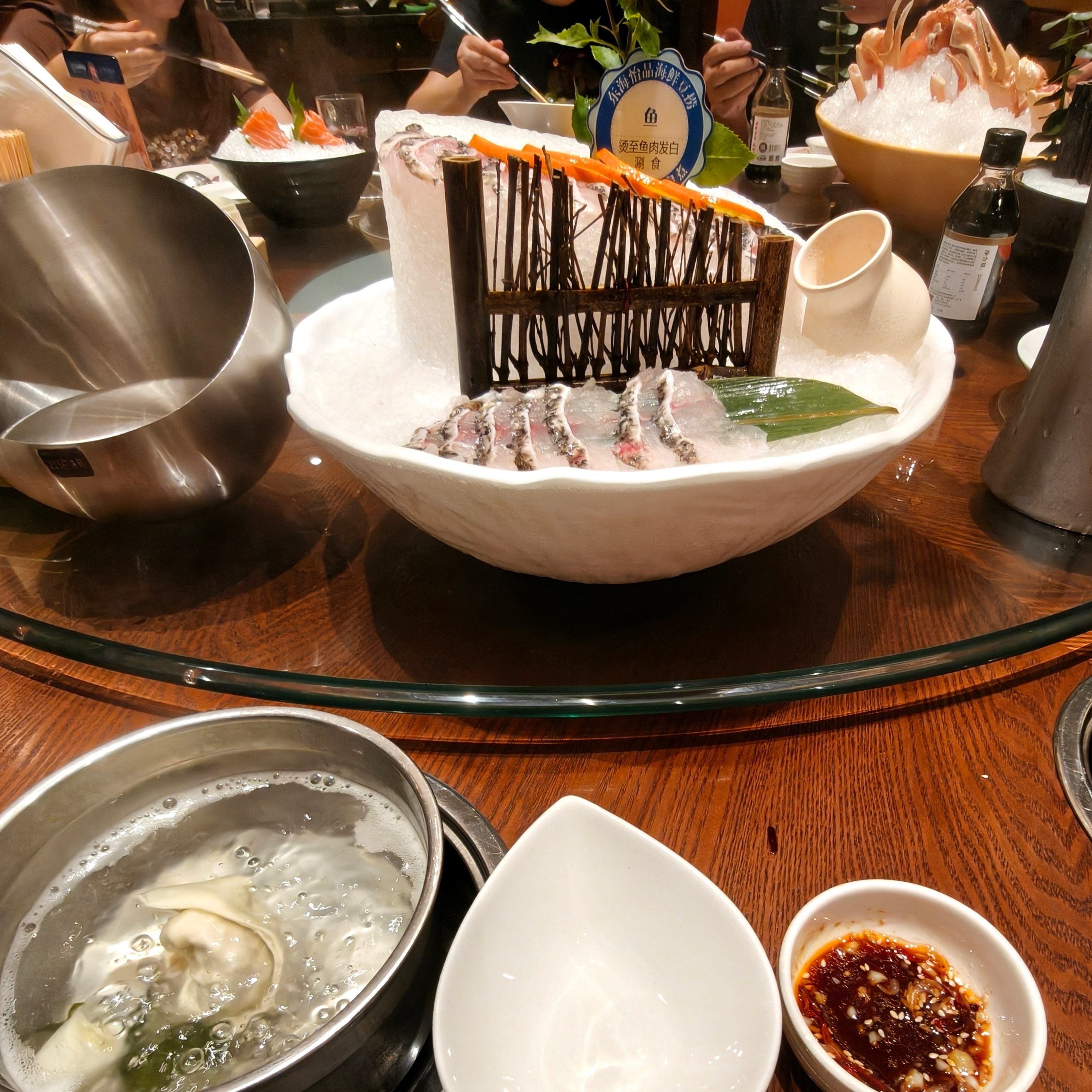 食用海鲜小火锅 