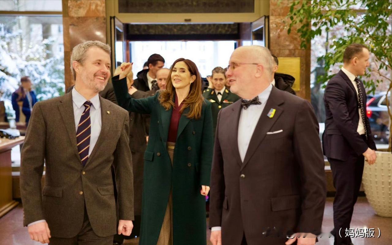 国王夫妇在立陶宛的第2天！参观走访，向安塔卡尔尼斯公墓敬献花圈！玛丽王后精力充沛