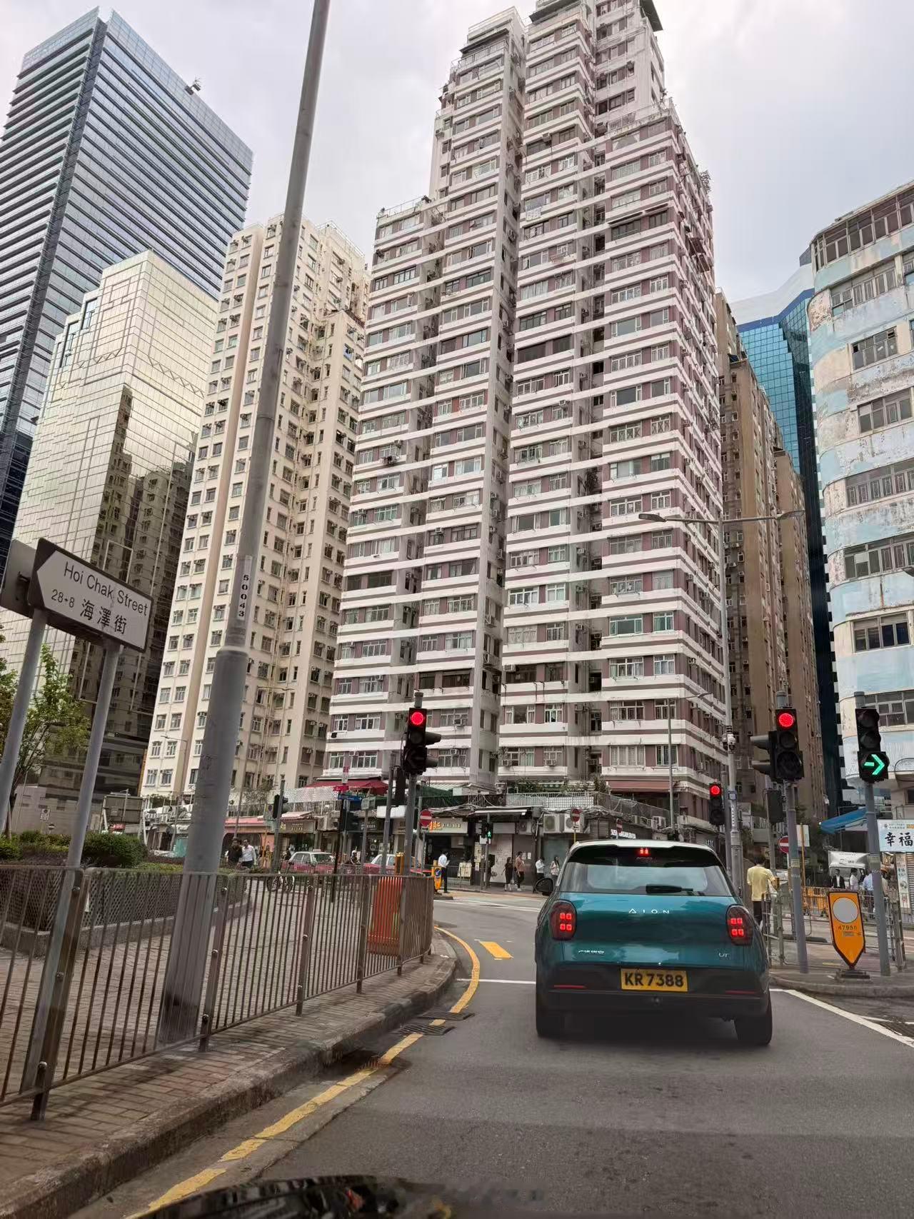 在香港，广州人的网约车也立马顺眼起来了。车牌影响太大。埃安汽场全开