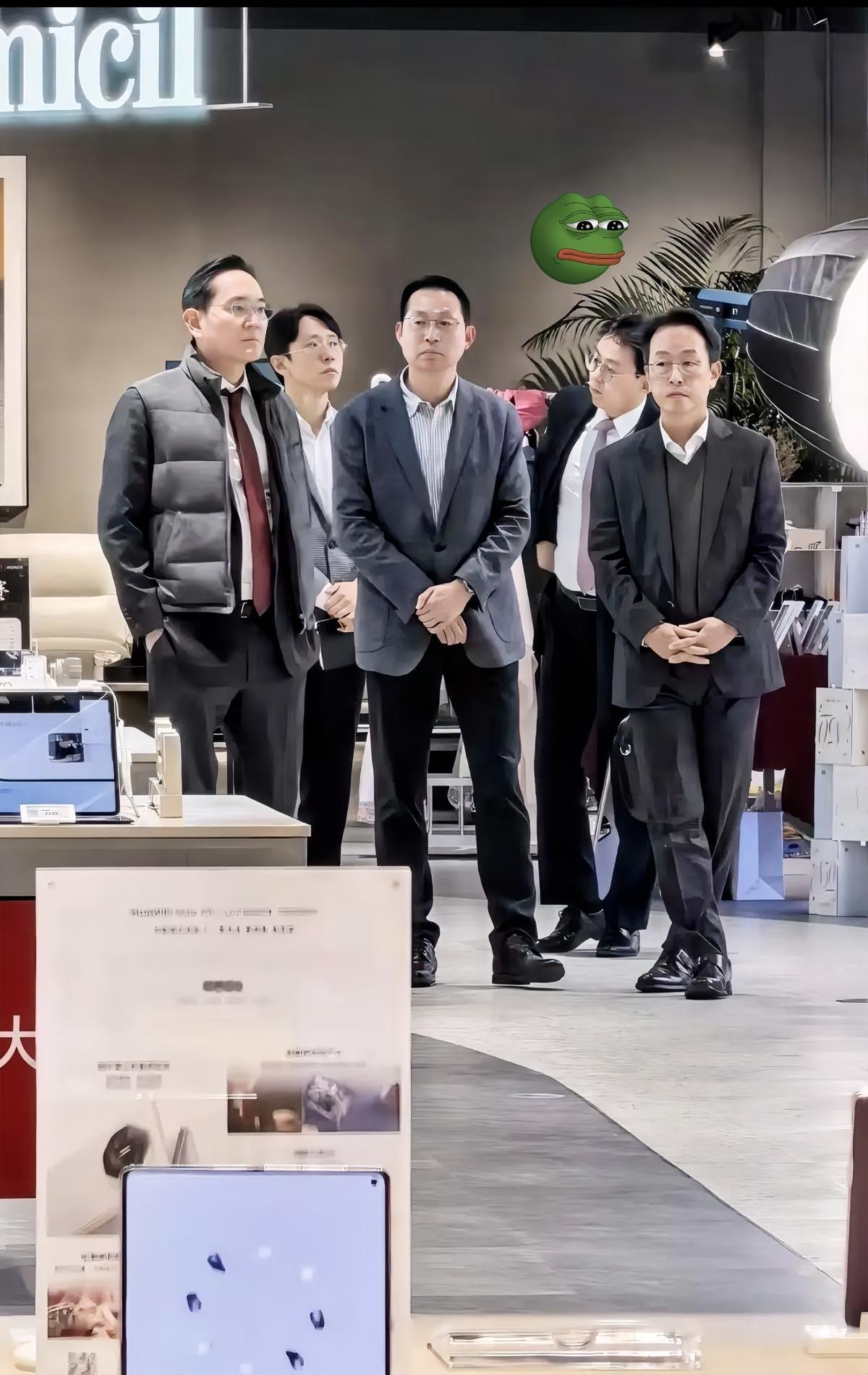 李在镕这次跑来逛京东MALL，

那一幕真的是脸都臭了！

自家三星专卖店门口门