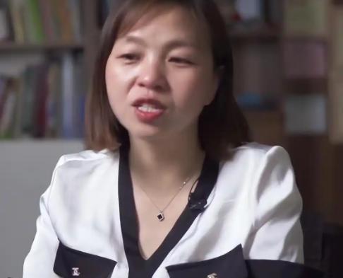 河南女孩王娜娜高考后苦等通知书无果，以为落榜便远赴异乡打工十二年。直到去银行办业