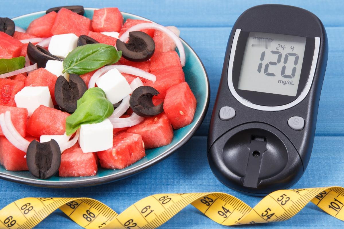 从控制血糖的角度，要吃低或者中升糖指数（glycemic index，GI）食物