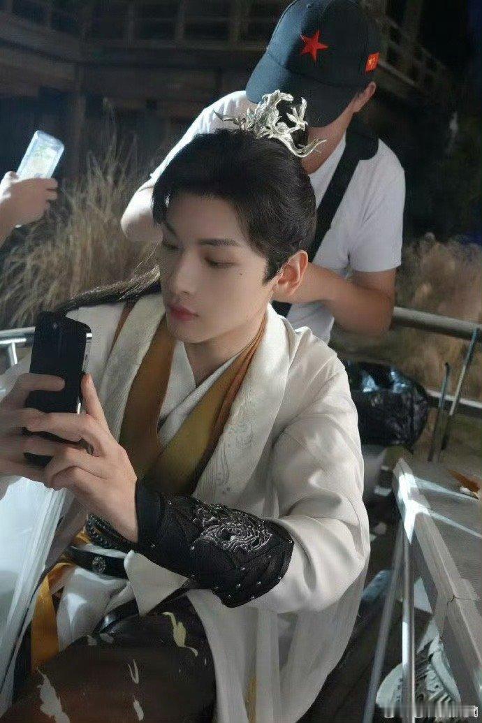 翟潇闻黑狐我不允许你登录翟潇闻战损海报翟潇闻演的杨一叹被黑狐操控，那破碎感绝了，