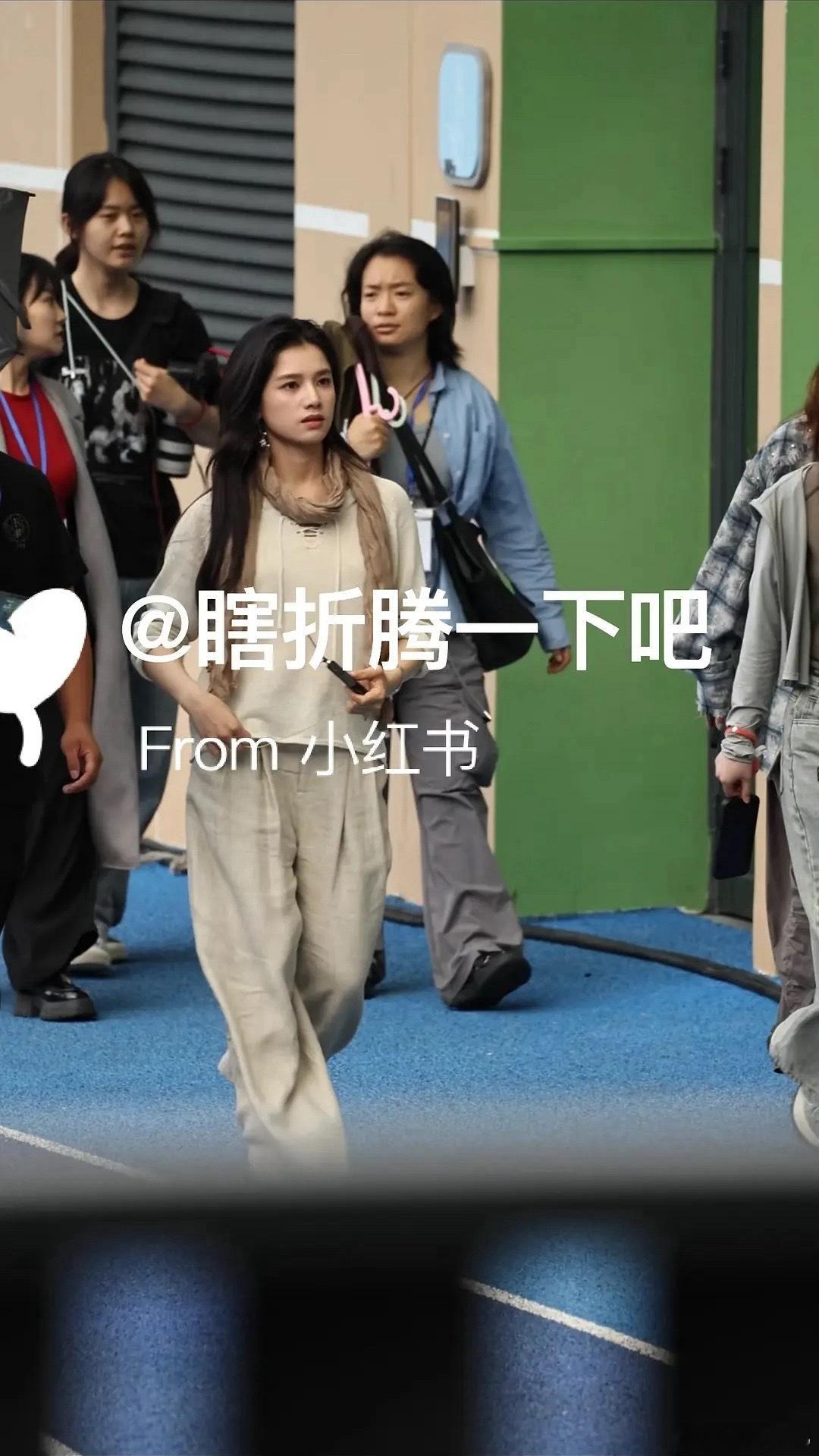 张婧仪雾里青的妆造比菜市场好太多了，两套都很有气质 